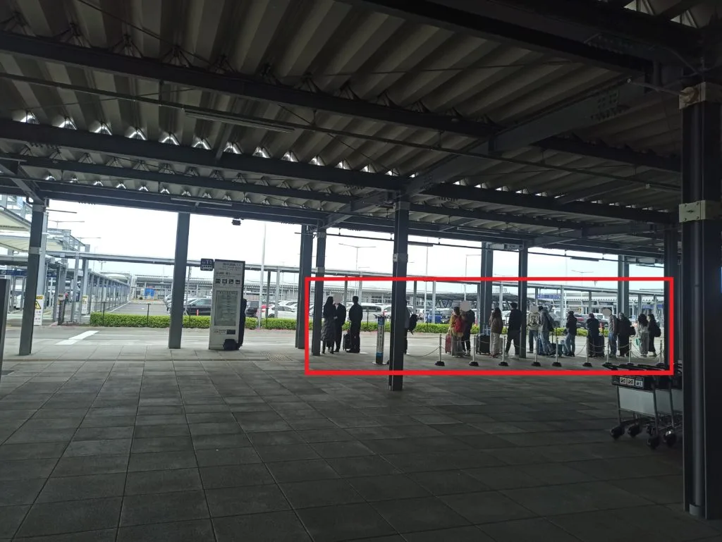 第２ターミナル出口から連絡バス乗り場