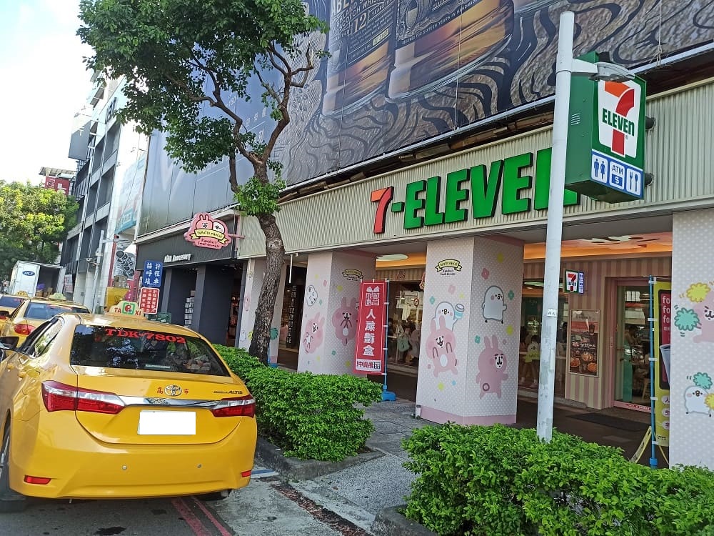 台湾高雄の写真を紹介します。セブンイレブンとカナヘイのコラボ店が中心です。